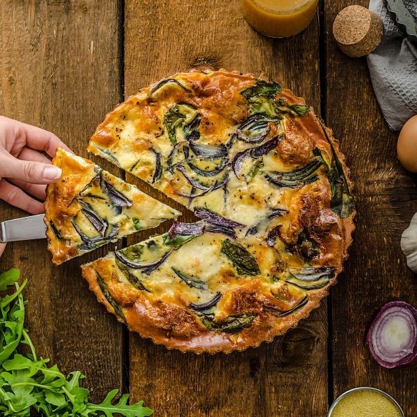 Polenta quiche with red onion, spinach, mozzarella and arugula