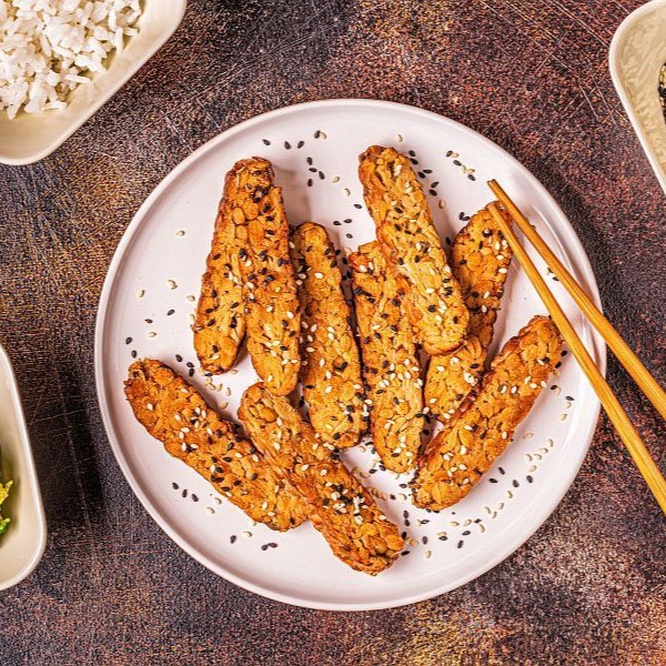 Fried tempeh  with sesame seeds.